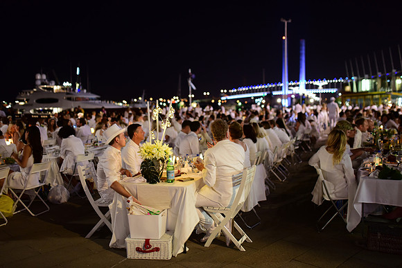 Diner en Blanc